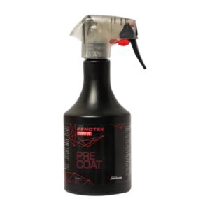 Butelka z czarnym sprayem oznaczona jako "Kenotek Coat It Pre Coat", z czerwonymi napisami i czarną etykietą. U góry butelki znajduje się przezroczysto-czarny rozpylacz.