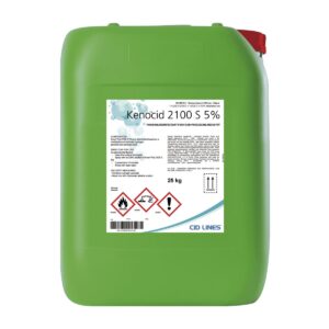 Zielony pojemnik z etykietą produktu Kenocid 2100 S 5%, używany jako pianowy środek dezynfekcyjny w przemyśle spożywczym. Na etykiecie widoczne są ostrzeżenia chemiczne oraz masa 25 kg.