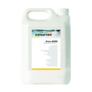 Plastikowy kanister z etykietą Kenotek Pro X-tra 4200, przeznaczony do produktów chemicznych, z białą zakrętką i uchwytem. Etykieta zawiera nazwę produktu i nieczytelny tekst.