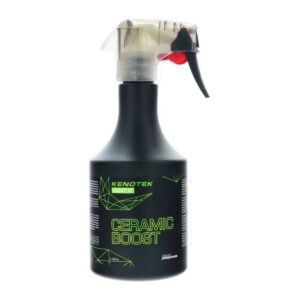 Czarna butelka z atomizerem zawierająca produkt Kenotek Coat It Ceramic Boost, z zielonymi napisami i grafiką na etykiecie.