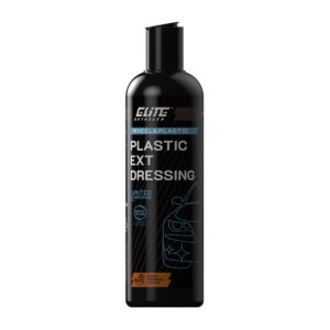 Czarna butelka z etykietą "Plastic Ext Dressing" przeznaczona do pielęgnacji kół i plastików z aromatem owoców tropikalnych. Produkt jest gotowy do użycia, a etykieta zawiera element graficzny przedstawiający reflektor samochodu.