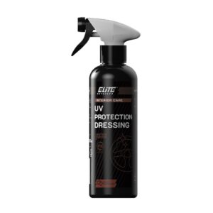Czarna butelka z atomizerem zawiera środek do pielęgnacji wnętrza samochodu Elite Detailer UV Protection Dressing. Etykieta informuje o ochronie UV i zapachu czekolady.