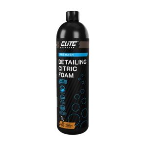 Butelka z czarną etykietą zawierająca środek do wstępnego mycia "Detailing Citric Foam" o zapachu tropikalnych owoców. Na etykiecie znajdują się informacje o pojemności 1 litra oraz zaletach produktu.
