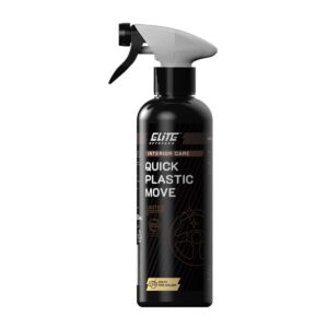 Butelka czarnego płynu do pielęgnacji wnętrza samochodów Elite Detailer z etykietą "Quick Plastic Move" oraz zapachem Pina Colada, wyposażona w spryskiwacz.