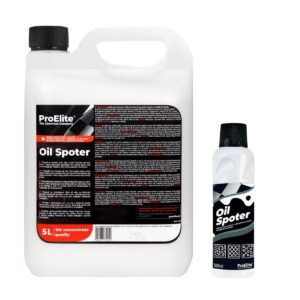 Dwa pojemniki z preparatem "Oil Spoter" firmy ProElite, większy o pojemności 5 litrów i mniejszy o pojemności 500 ml, służące do usuwania plam olejowych.