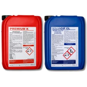 Dwa kanistry z chemikaliami: czerwony z napisem "PREMIUM K" i niebieski z napisem "SOLVACIP CL", oba z ostrzeżeniami o substancjach żrących i szkodliwych dla środowiska.
